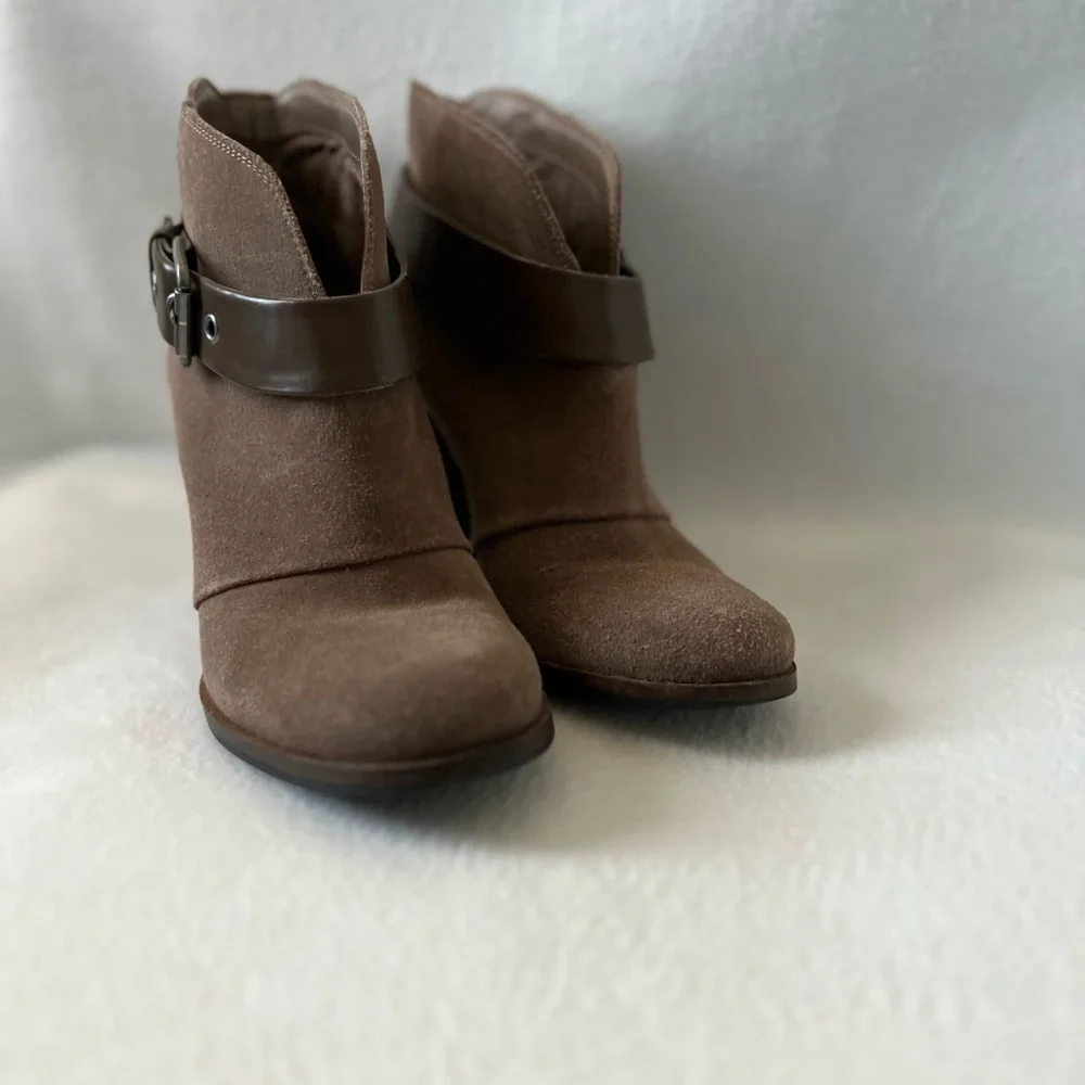 BCBG Size 7M Taupe Leather/Suede Booties